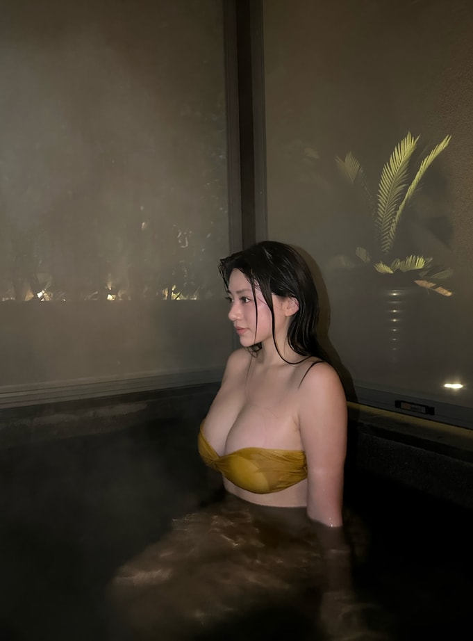奶宝妹纸-夜晚的泳池 [24P10V-464MB]